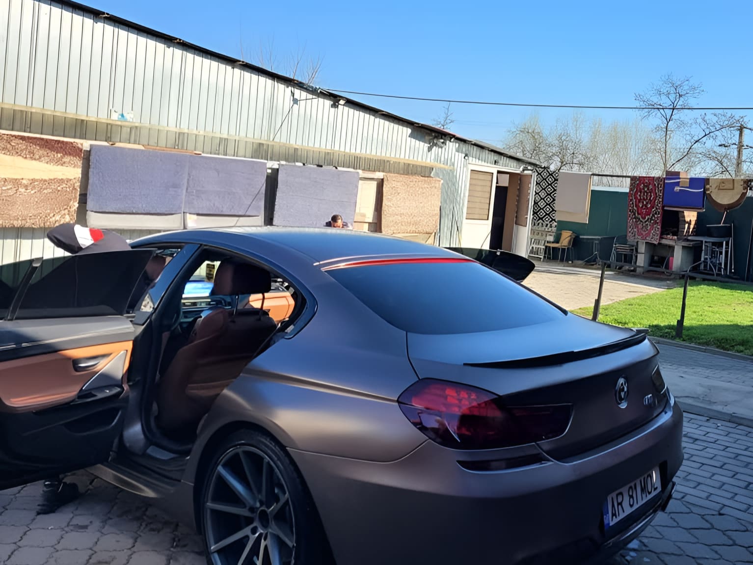 Mașină curată și strălucitoare Gero Auto